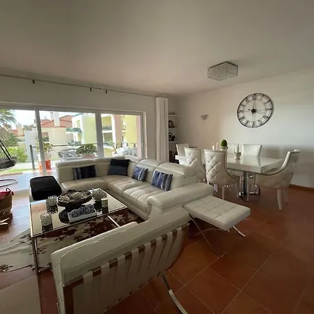 Condominio Encantador Com Piscina E Jardim アパート
