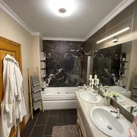 Condominio Encantador Com Piscina E Jardim アパート エリセイラ