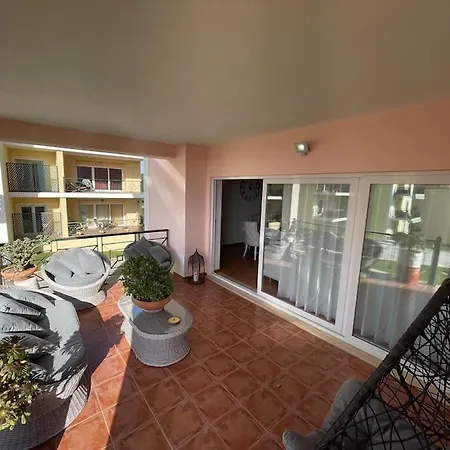 Condominio Encantador Com Piscina E Jardim アパート エリセイラ